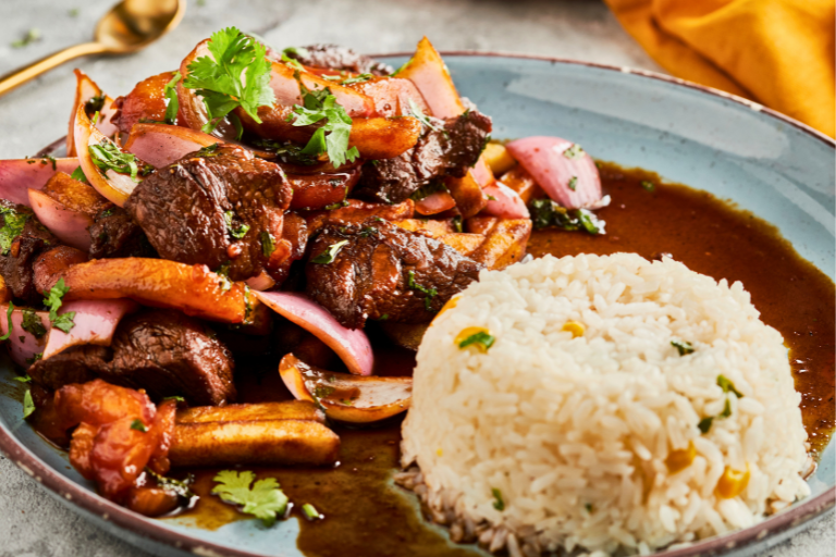 Lomo saltado en perú